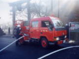 送水中の消防車の写真