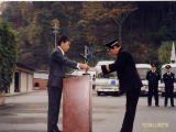 高野助役から配置書を受領する松本消防団長