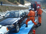 宮津消防救助隊が車両に取り残された人を救出している写真