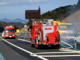 消火活動中の舞鶴消防ポンプ車の写真
