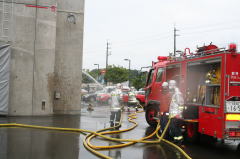 消防隊による建物への放水訓練