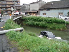 車両が電柱に激突し川に転落。「交通事故」