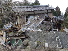 倒壊した家屋から救出。「建物等による事故」