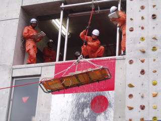 一箇所吊り担架水平救助訓練