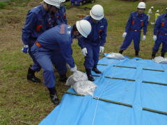 平成１９年　水防訓練　与保呂消防団　水防工法の写真