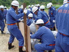 平成１９年　水防訓練　朝来消防団水防工法の写真