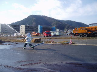 建物火災を想定した放水訓練