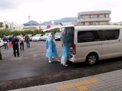 専用車両より患者を搬出する模様