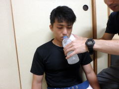 水分や塩分を数回に分けて少しずつ与える。(スポーツドリンクが望ましい)