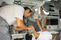救急救命士活動中の写真