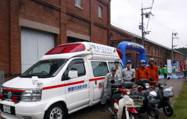 救急車隊とバイク隊