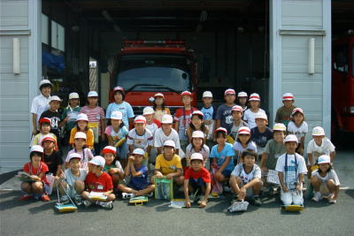 消防車のまえでの集合写真