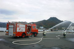 タンク車からの放水の写真