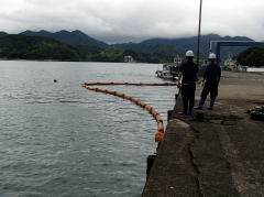 オイルフェンスにより海上への流出油拡散防止