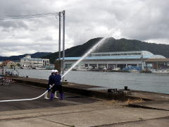 事業所職員による放水訓練