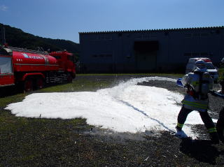 泡消火薬剤クラスＢによる放水訓練