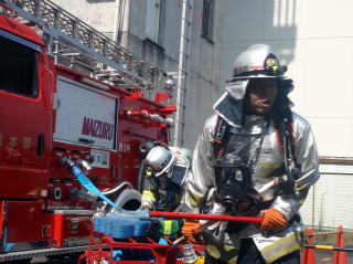 現場到着して火点へ進む「右よし、左よし！」