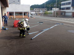 建物前でホース延長