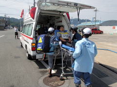 負傷者を救急車内に収容