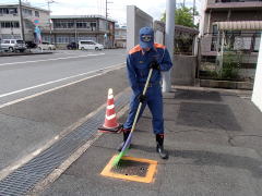 雑草・小石を除去