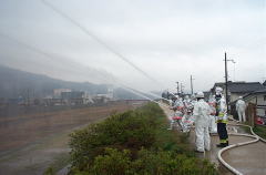 直近の消防車より２線放水を実施