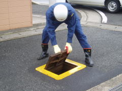 消火栓の蓋を開けると