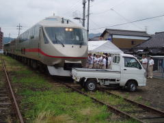 列車と軽トラックの訓練事故発生