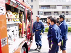 消防車に積載している器具について説明している真