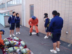 空気呼吸器装着体験の写真