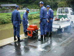 小型ポンプ車の点検