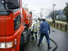 水槽車からポンプ車に中継せよ