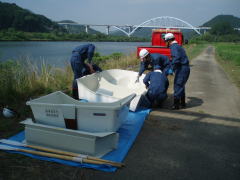 強化プラスチック製