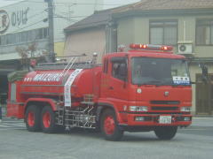 パレードする水槽車の写真