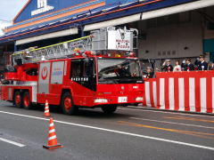 各消防車の行進