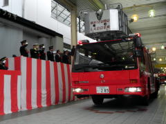 各消防車の行進