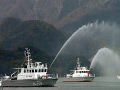 舞鶴海上保安部による放水