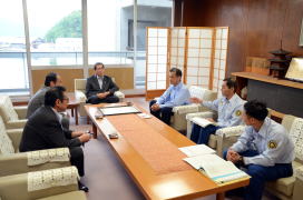 受賞後の多々見市長報告の様子