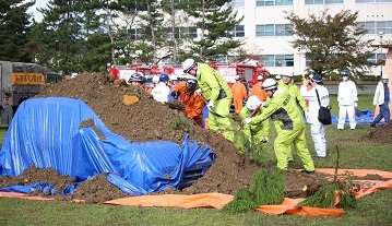 ①土砂埋没救助訓練