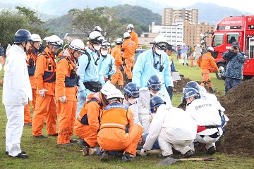 ④土砂埋没救助訓練(救出完了）