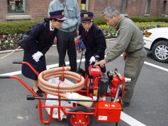 貸与された軽可搬ポンプの披露及び取扱い説明