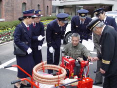 貸与された軽可搬ポンプの披露及び取扱い説明