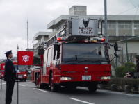 各消防車の行進