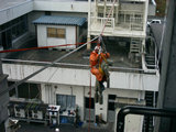 水平ロープ上に要救助者を救出した写真