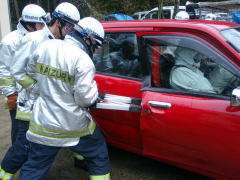 車内に取り残された要救助者の救出訓練
