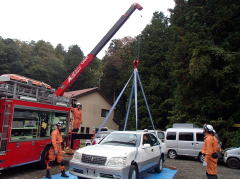 クレーンにより車両吊り上げ！