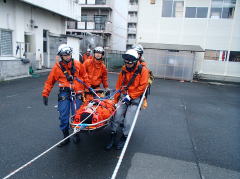 消防隊・救急隊・救助隊により救出