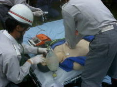 救急隊員に心臓マッサージ・人工呼吸の写真
