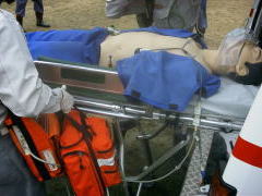 要救助者を救急車内へ収容する写真