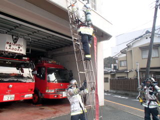 三連はしごを使用し２階へ