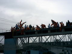 ロープブリッジ救出訓練の写真